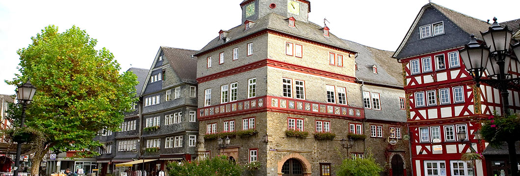 Historische Häuserfronten am Marktplatz von Herborn.