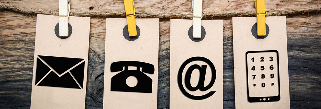 An einem Seil sind mit Wäscheklammern Karten mit den Symbolen für Brief, Telefonnummer, E-Mail und Handynummer fest gemacht.