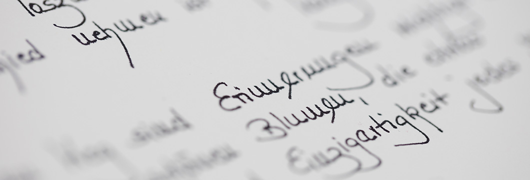 Auf einem Blatt Papier steht in sauberer Handschrift ein Text.