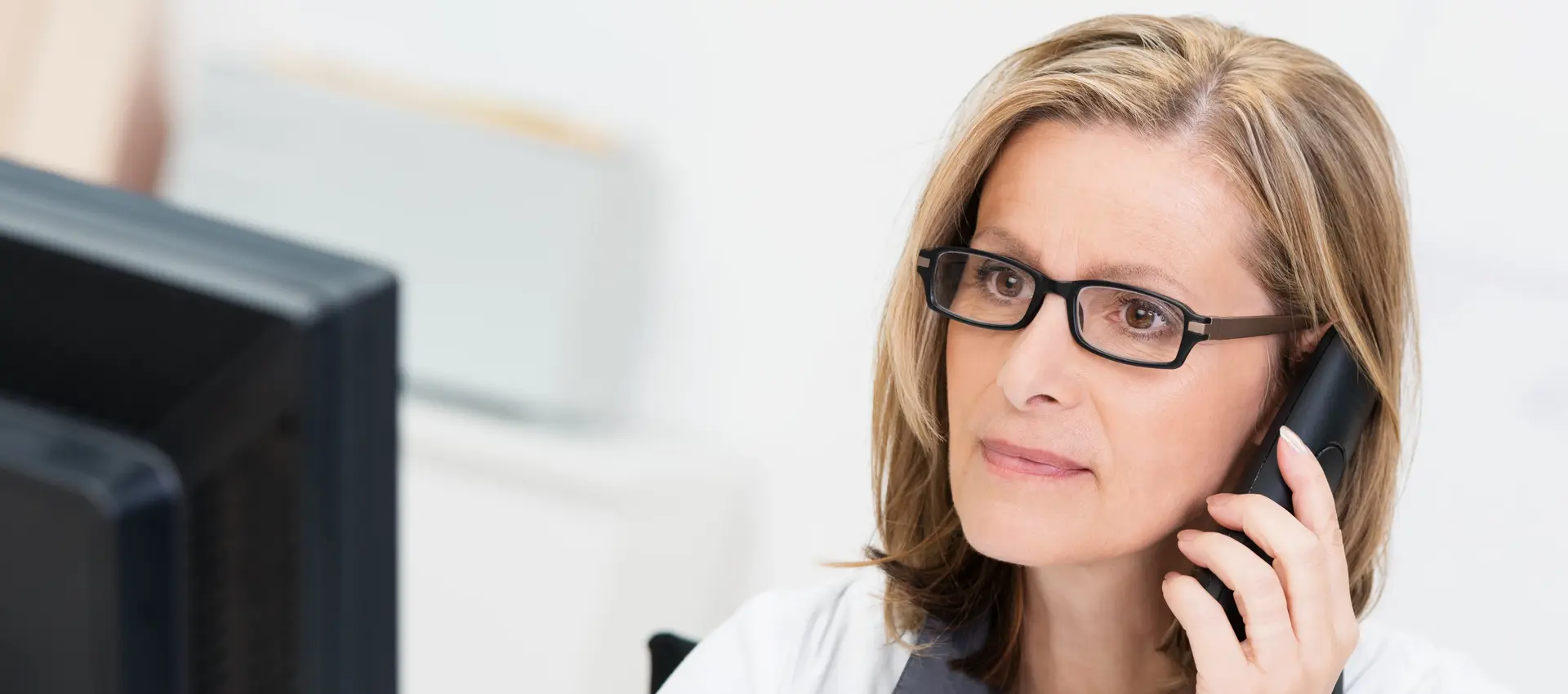 Frau am Telefon